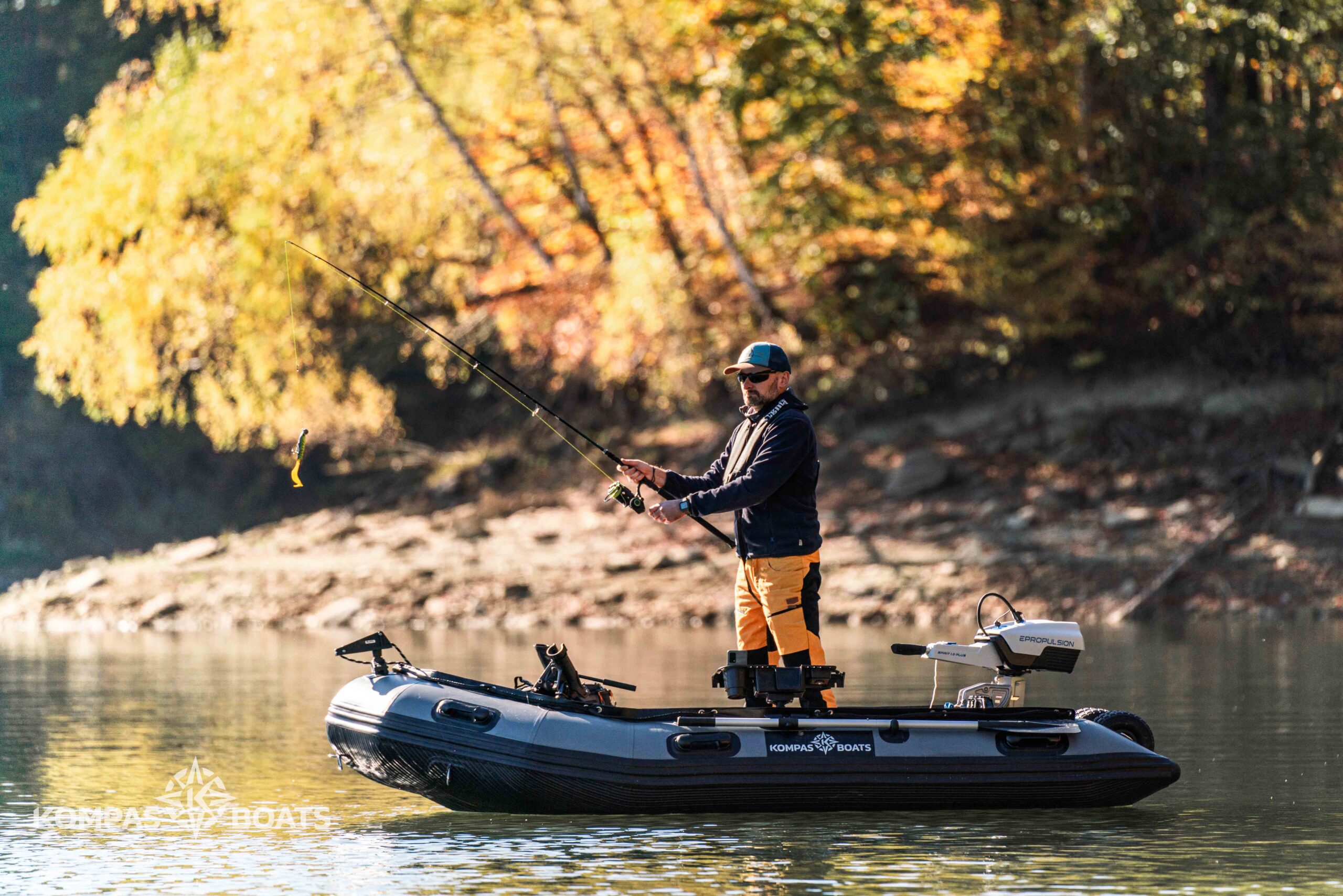 Ponton Kompas Boats KB460 + podłoga ALU + pawęż ALU - obrazek 25
