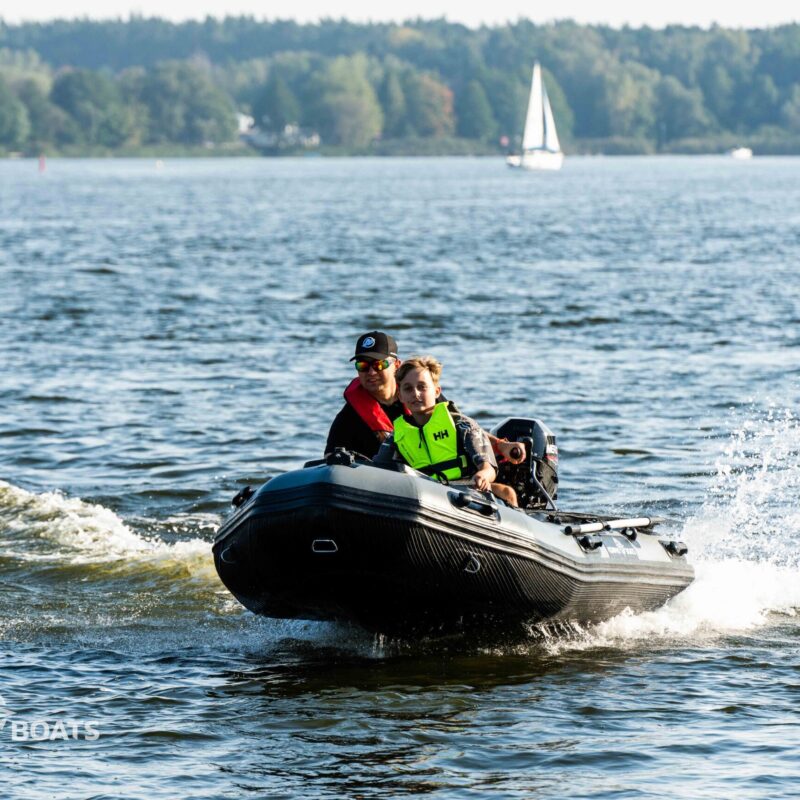 Ponton Kompas Boats z silnikiem Mercury