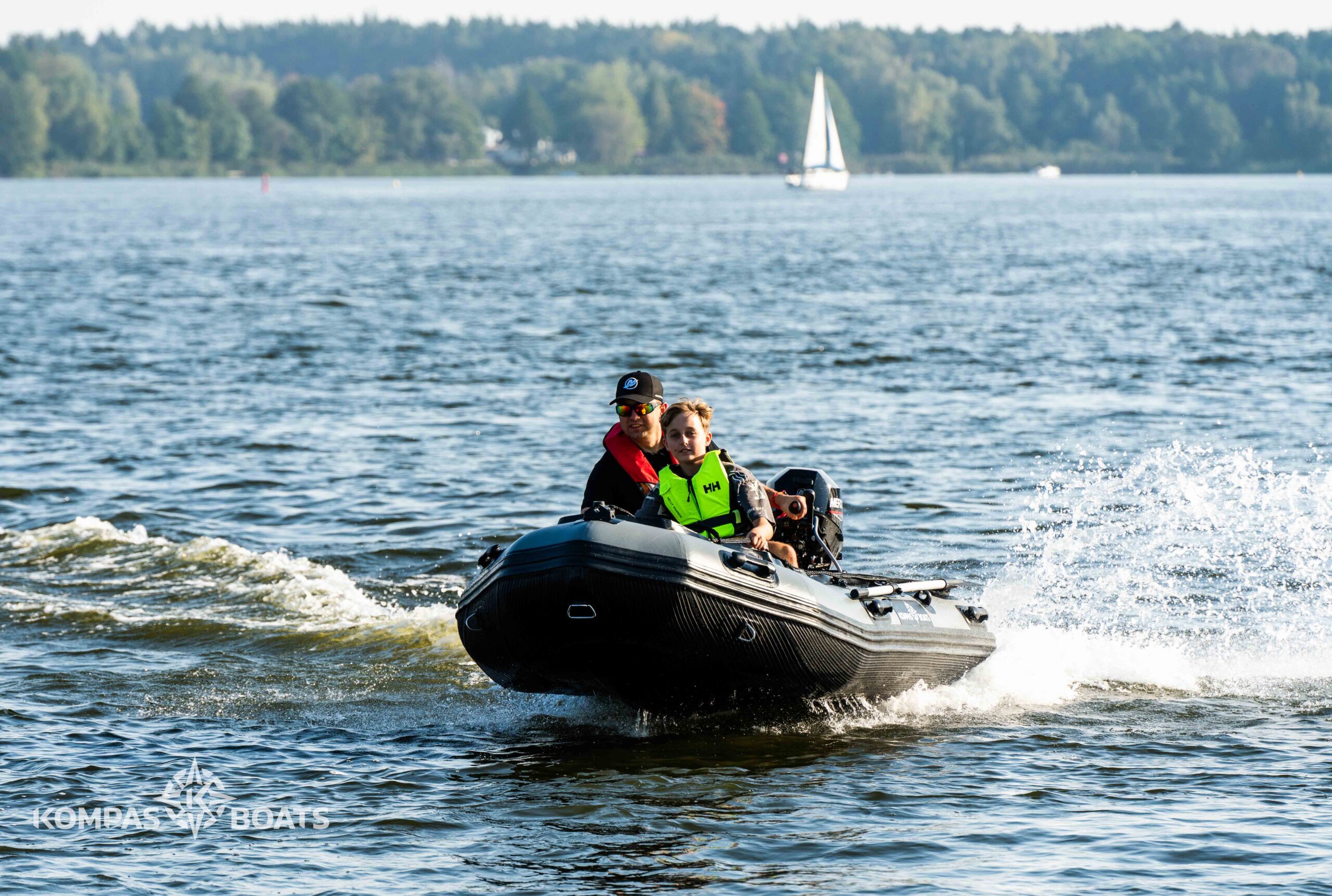 Ponton Kompas Boats z silnikiem Mercury