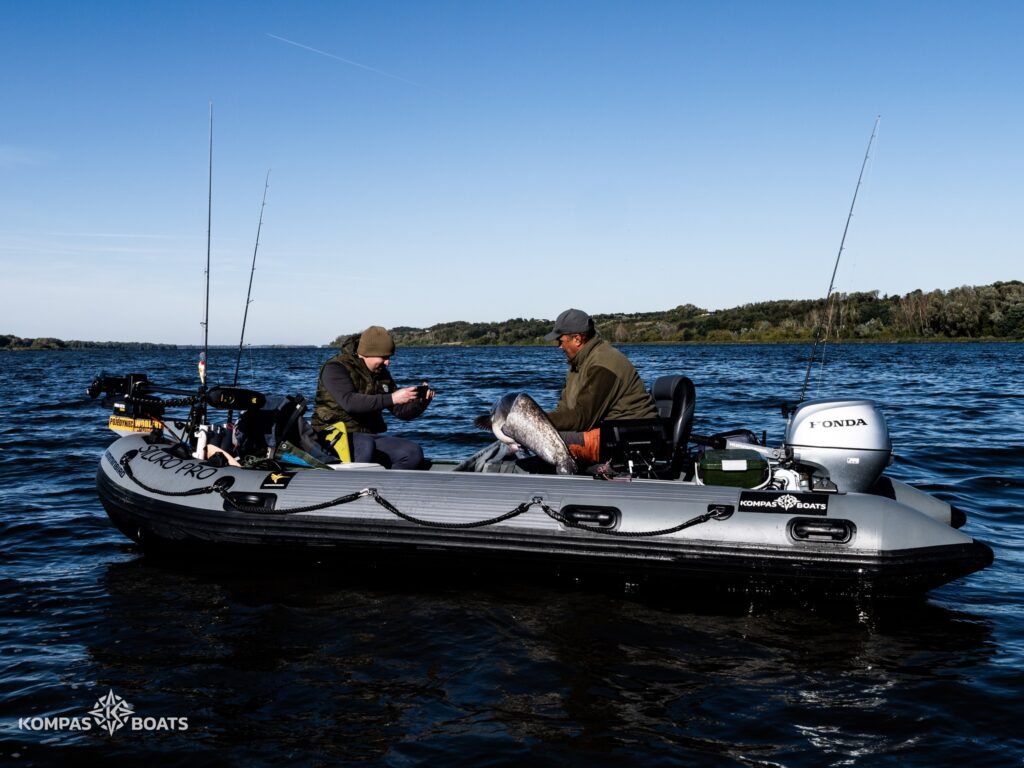 duży ponton wędkarski ze sztywną podłogą Kompas Boats F 460