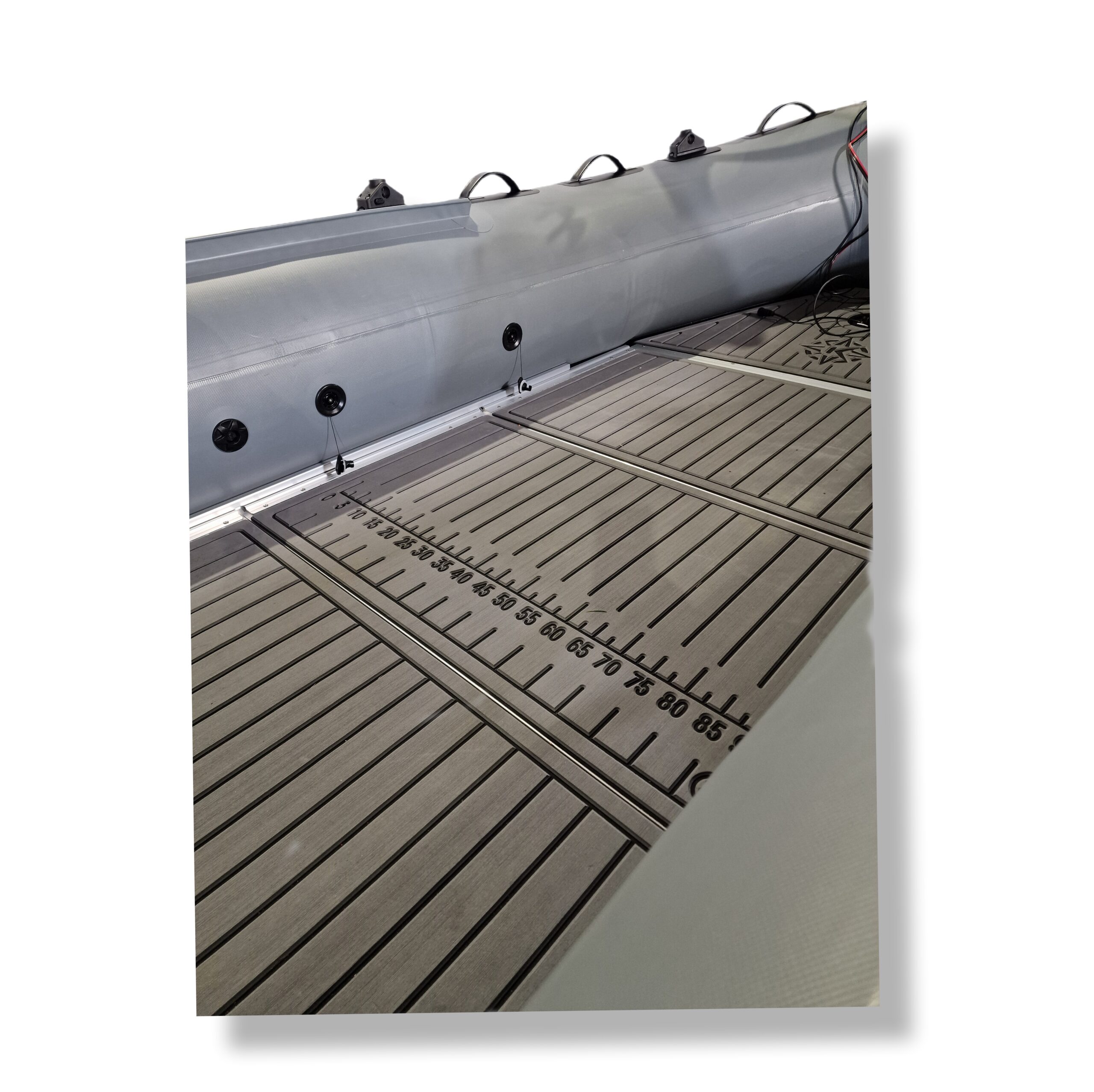 aluminiowa podłoga zabezpieczona pianką eva w pontonie wędkarskim Komaps Boast F 460 - zawory powietrze - szwy pontonu spawane na gorąco