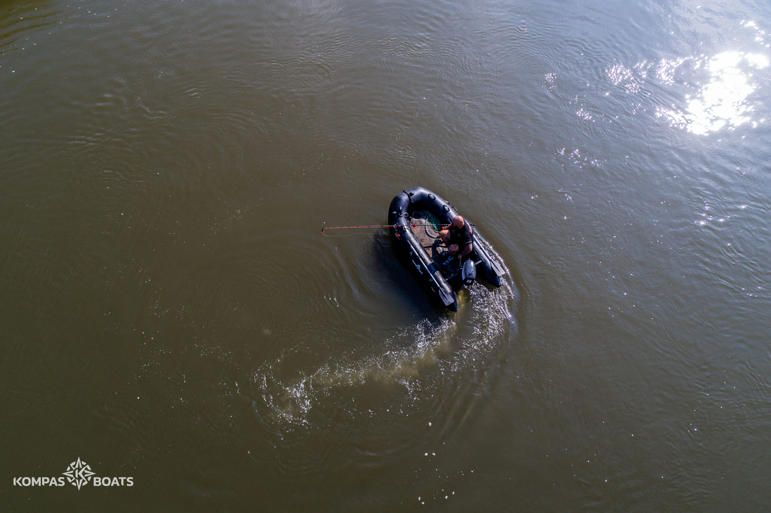 wędkarz łowi sumy z pontonu - wędkowanie na rzece