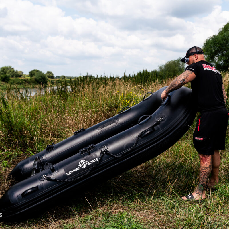 lekki ponton wędkarski- wędkarz testuje ponton kompas boats