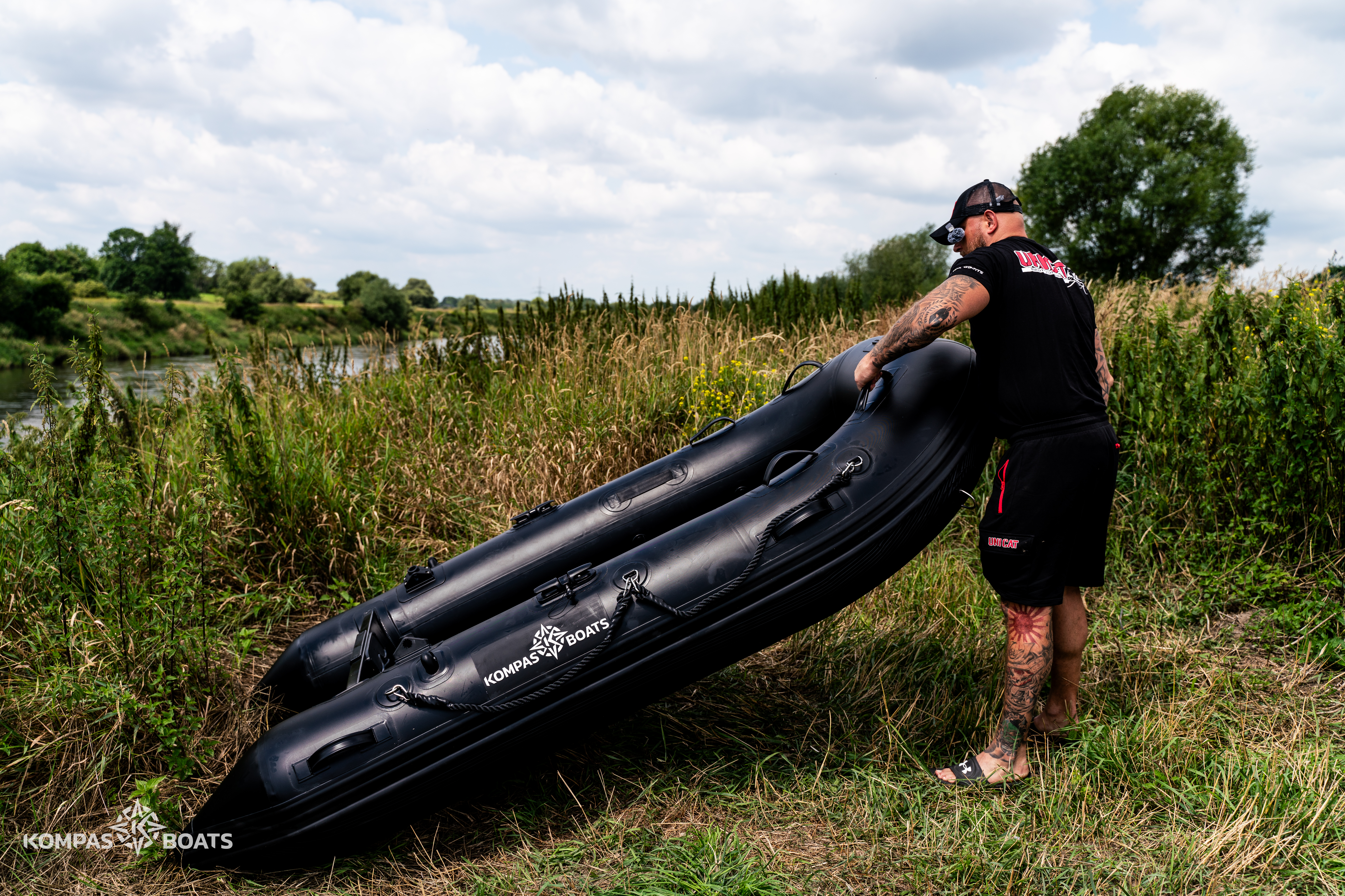 lekki ponton wędkarski- wędkarz testuje ponton kompas boats