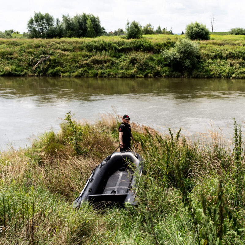 Wodowanie pontonu na rzece- wzmocniony ponton kompas boats