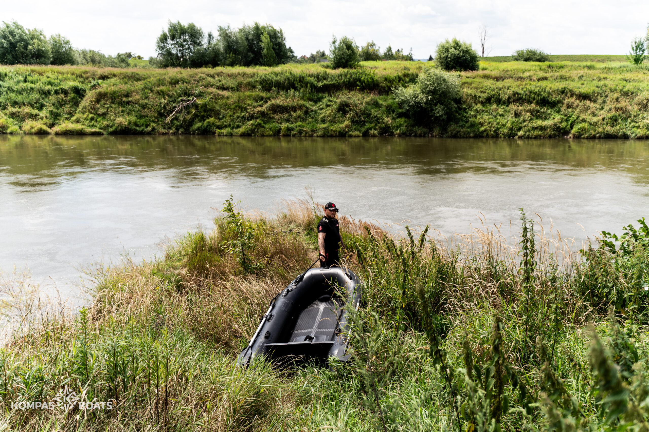 Wodowanie pontonu na rzece- wzmocniony ponton kompas boats
