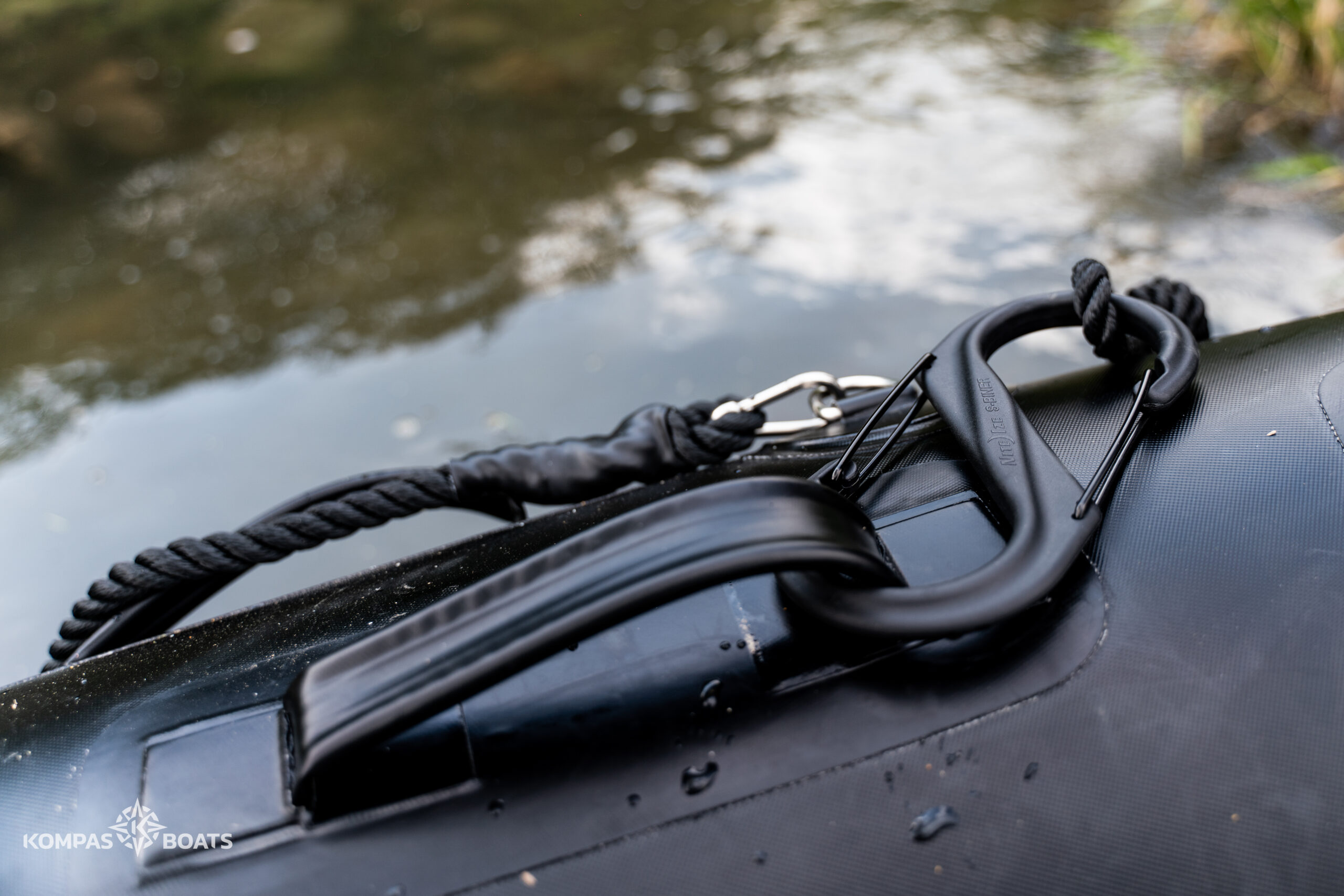 Mocowanie sprzętu na pontonie wędkarskim duży karabińczyk Nite Ize