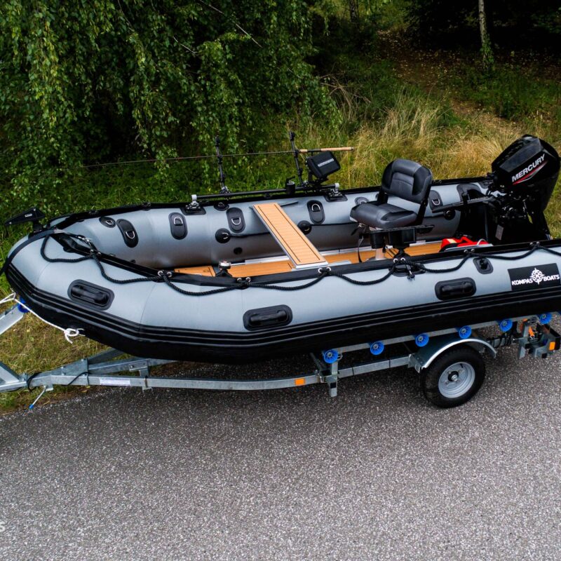 fotel zamontowany do pontonu - duży ponton wędkarski lepszy od pontonów kolibri