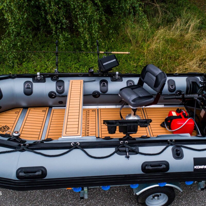 W pełni wyposażony ponton wędkarski Kompas Boats z podłogą wyłożoną pianką EVA