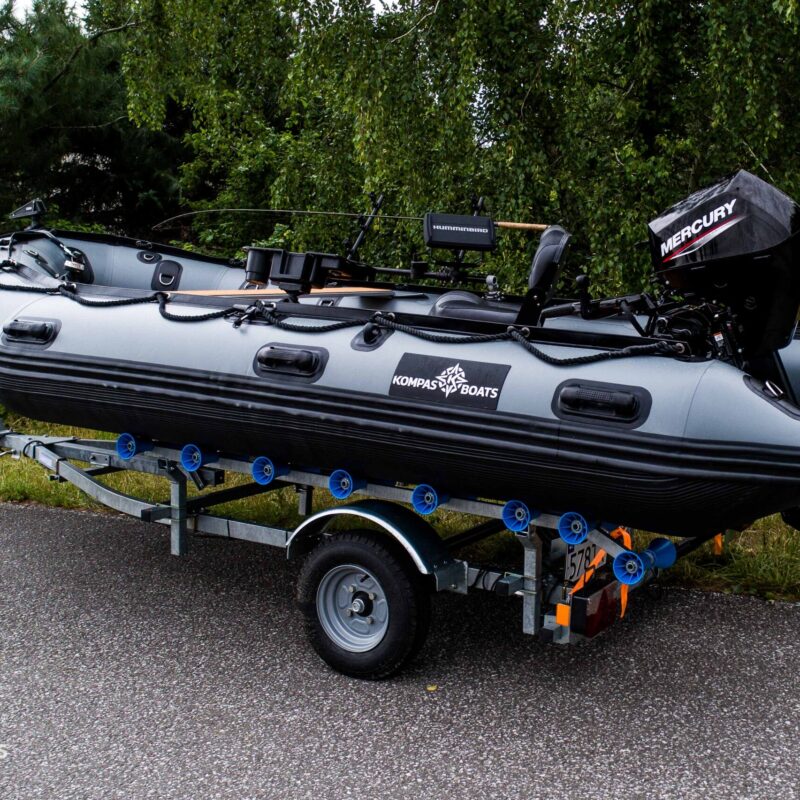 ponton wyposażony w akcesoria Scott i silnik zaburtowy mercury 20 km - ponton ma wyklejone wzmocnione całe dno