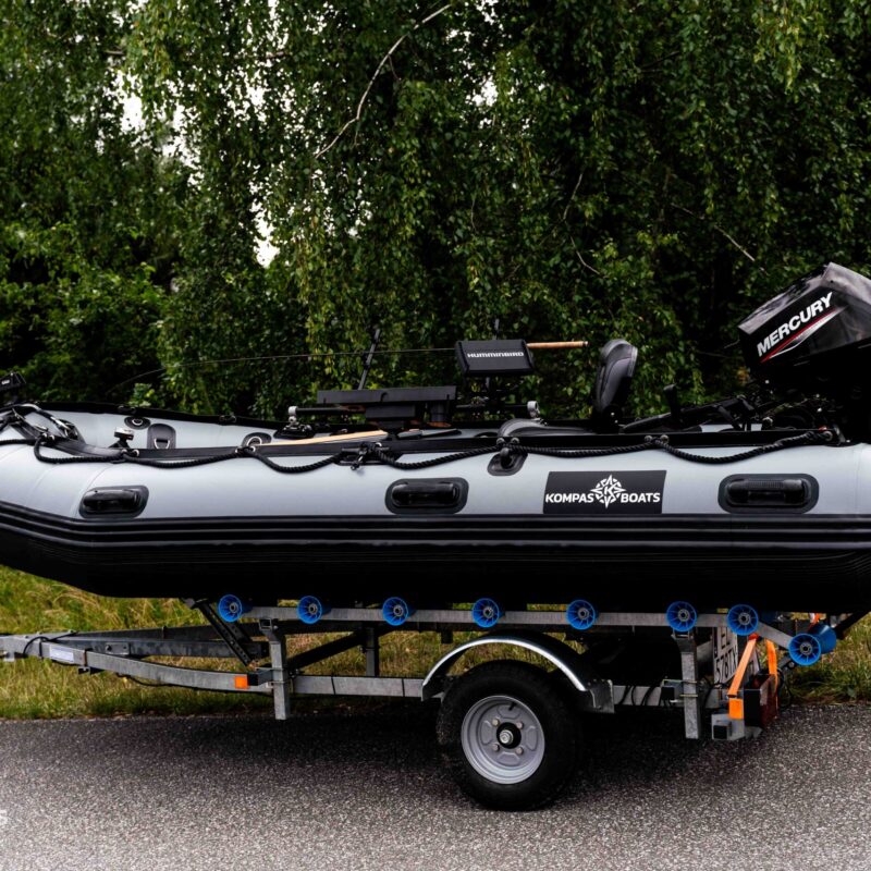 dobrze wyposażony ponton wędkarski Kompas Boast HD 430 - przyczepa do przewożenia pontonu