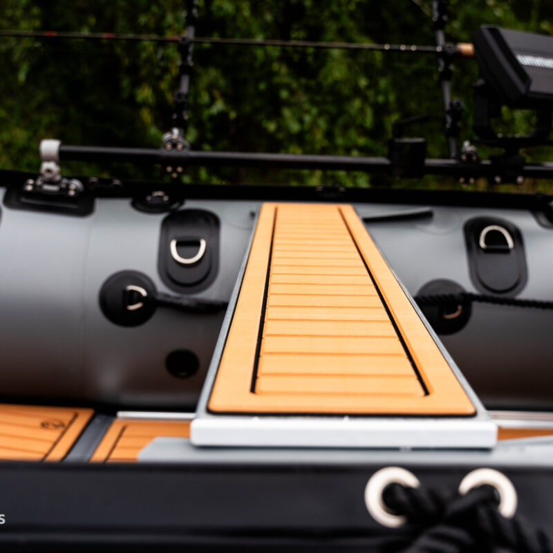 ławka aluminiowa z pianką eva zainstalowana na pontonie wędkarskie kompas boats hd 430