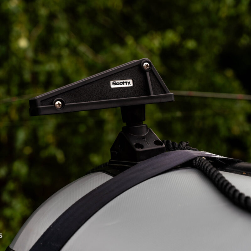 rolka scotty do kotwicy zamontowana na pontonie kompas boats