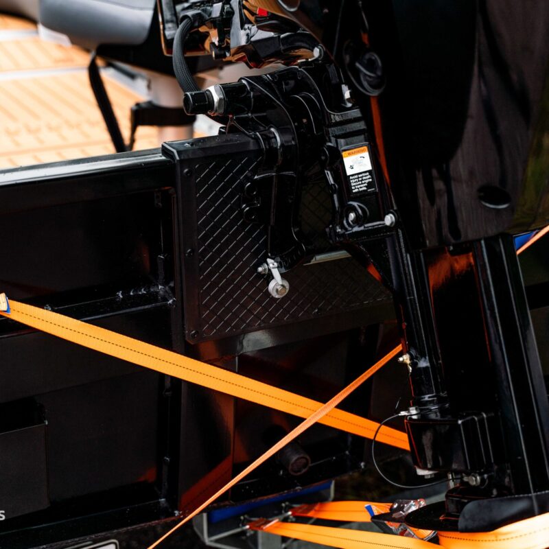 zabezpieczenie pontonu na przyczepie - silnik mercury 20 koni mechanicznych zainstalowany do pontonu kompas boats 430