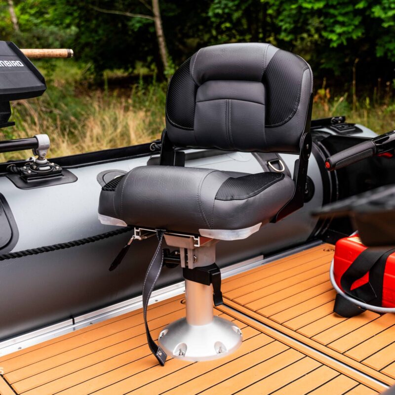 przykręcone krzesło do podłogi pontonu - jak zainstalować fotel w pontonie - widać dodatkowe akcesoria borika fasten i echosondę 9 cali