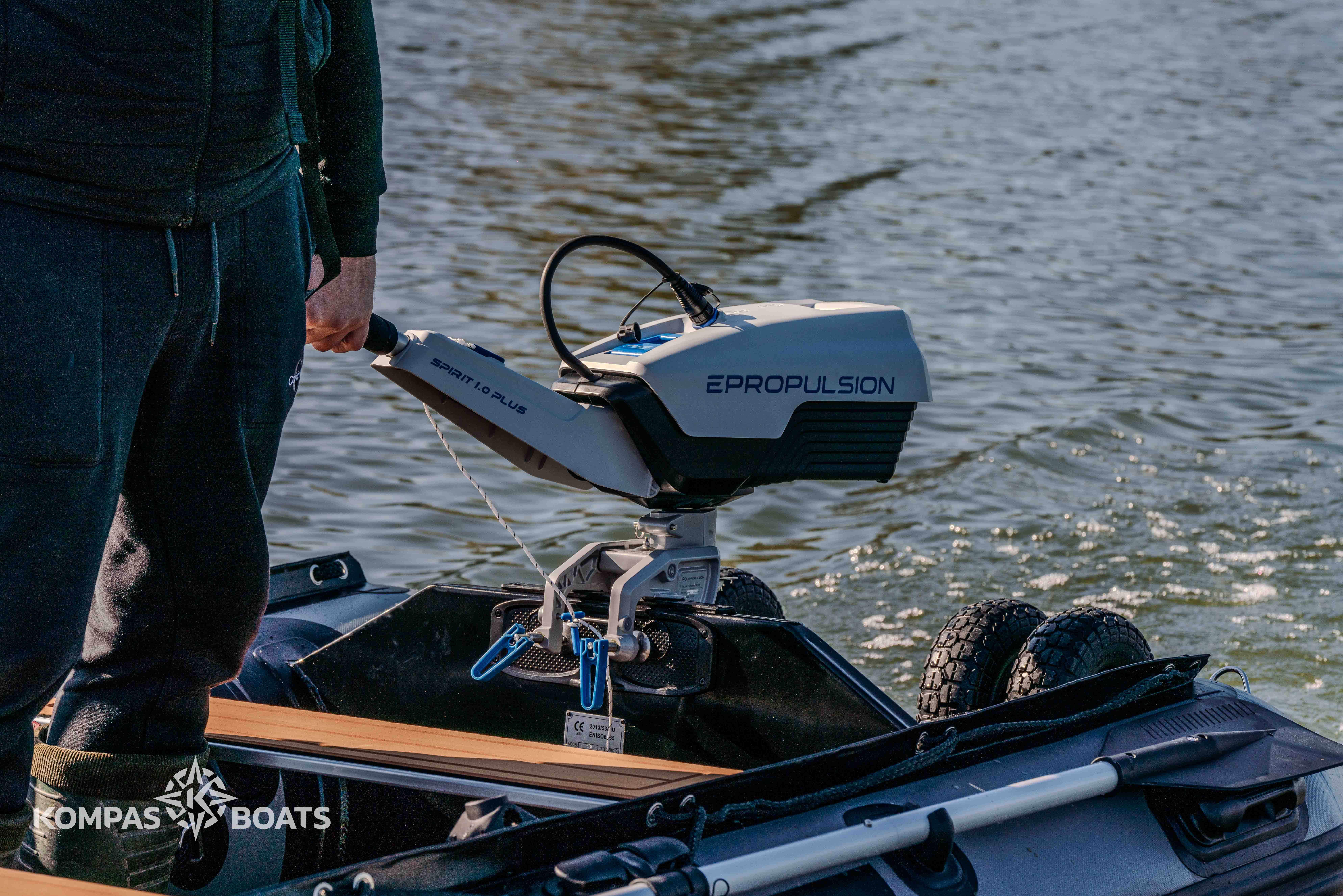 Zestaw Ponton Kompas Boats KBHD320 + Silnik Elektryczny EPropulsion Spirit 1.0 PLUS - obrazek 8
