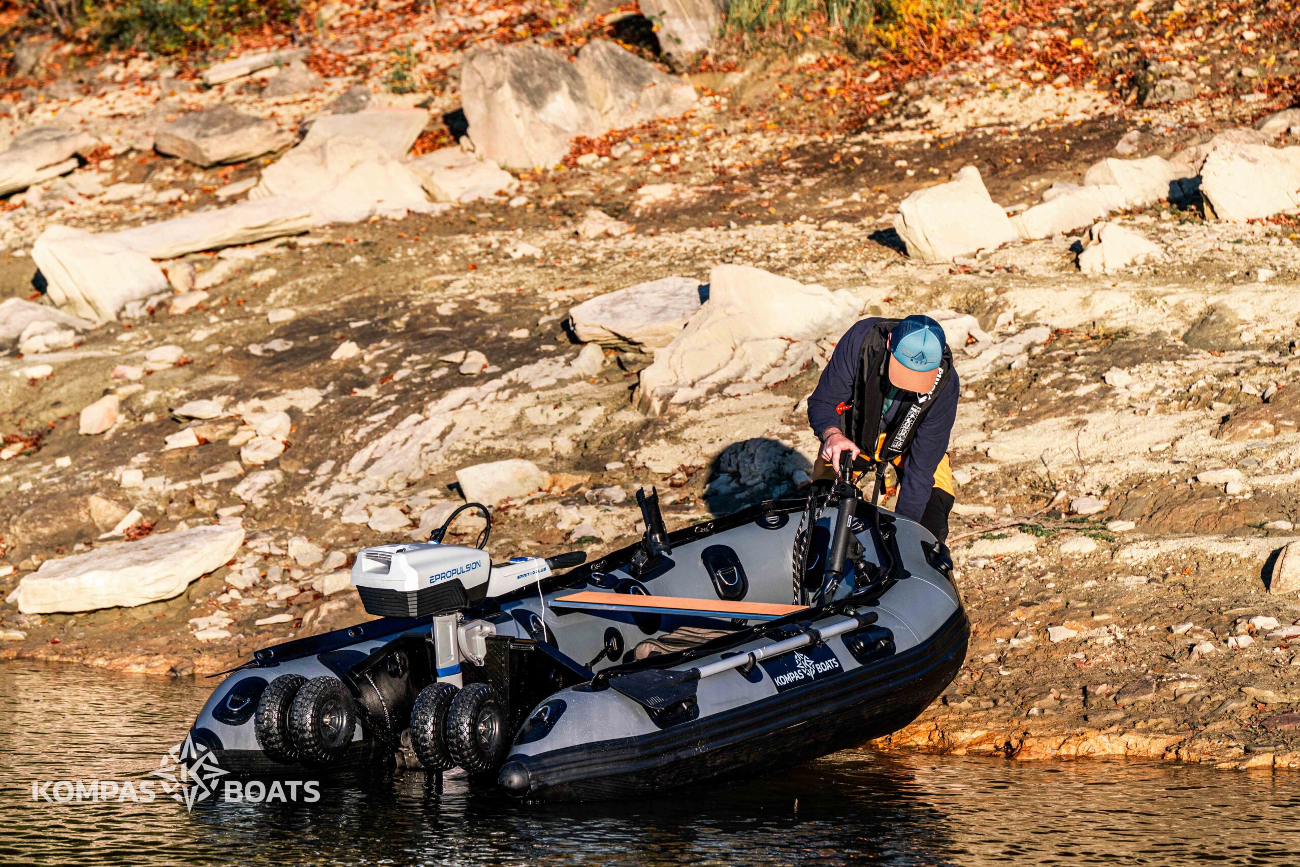 Zestaw Ponton Kompas Boats KBHD320 + Silnik Elektryczny EPropulsion Spirit 1.0 PLUS - obrazek 4
