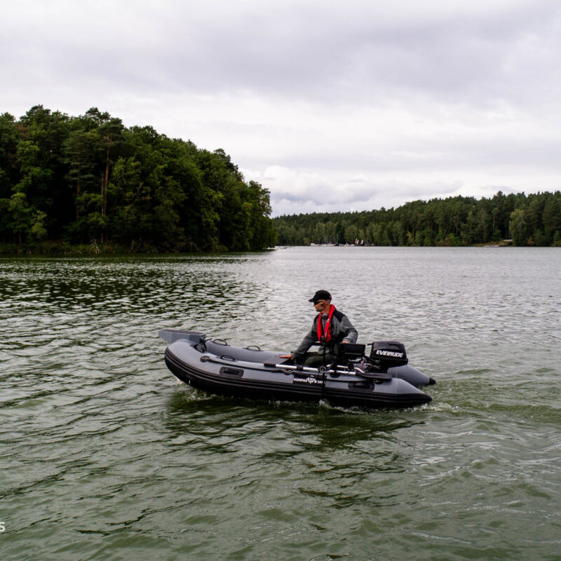 wędkarz testuje nowy ponton kompas boats długości 320 - na zdjęciu widać ile jest miejsca na pontonie trzymetrowym