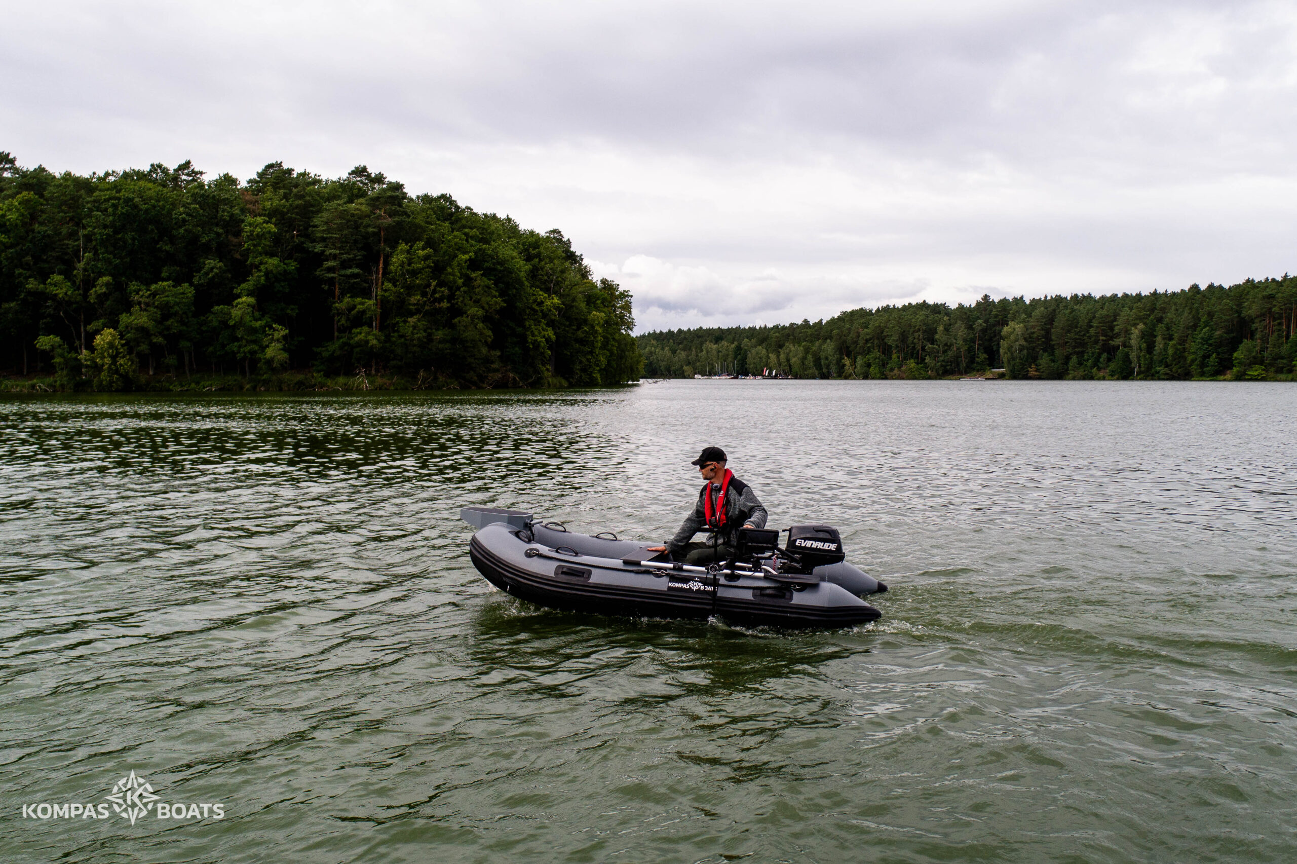wędkarz testuje nowy ponton kompas boats długości 320 - na zdjęciu widać ile jest miejsca na pontonie trzymetrowym