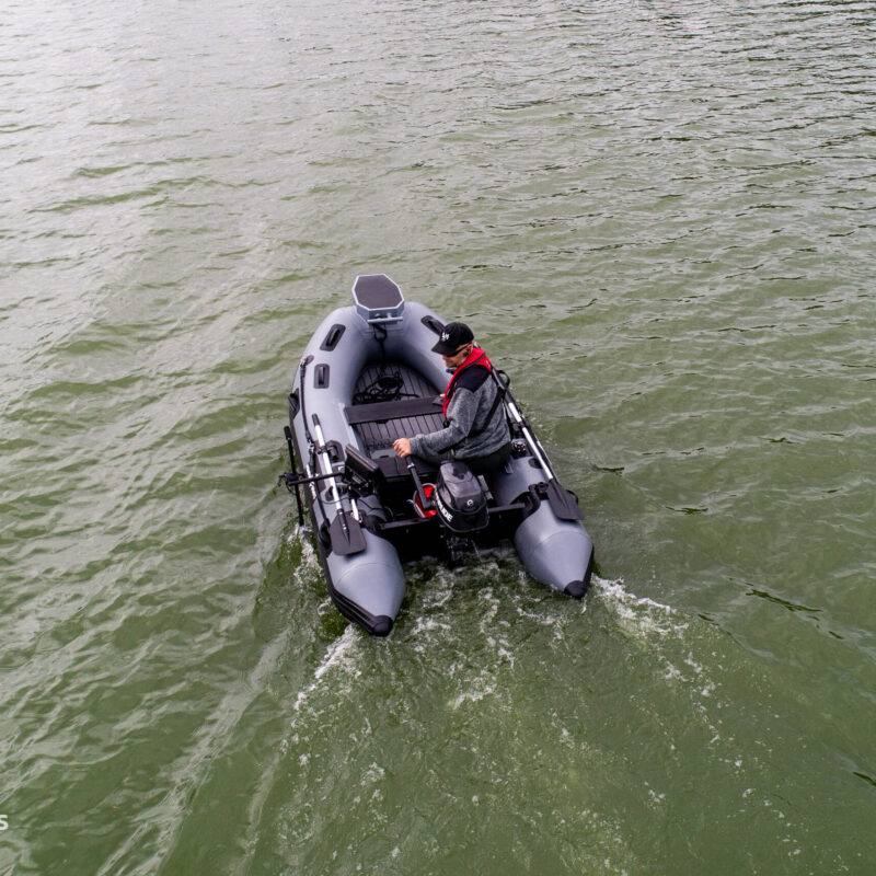 ponton wędkarski z podłogą pokrytą pianką EVA- wędkarz używa echosondy Hummibird