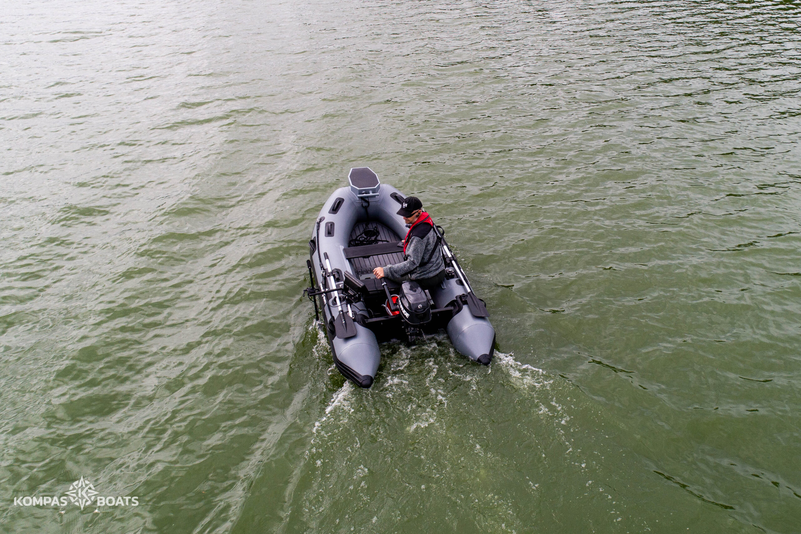 ponton wędkarski z podłogą pokrytą pianką EVA- wędkarz używa echosondy Hummibird