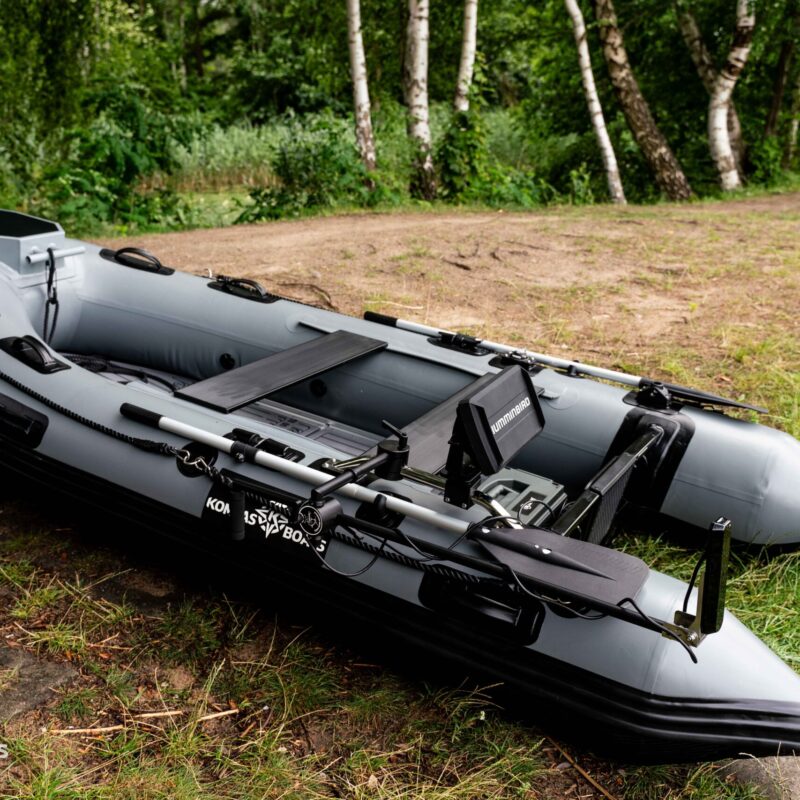 ponton kompas boast f 320 wyposażony w echosondę wędkarską humminbird 9 cali model helix