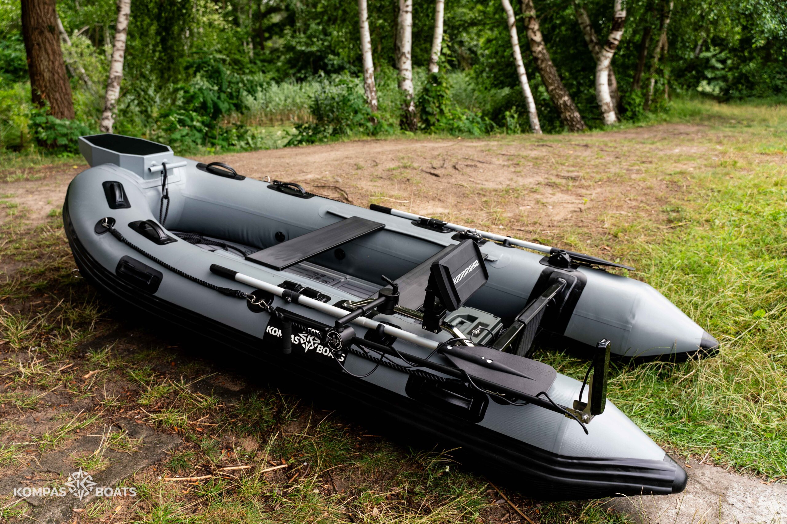 ponton kompas boast f 320 wyposażony w echosondę wędkarską humminbird 9 cali model helix