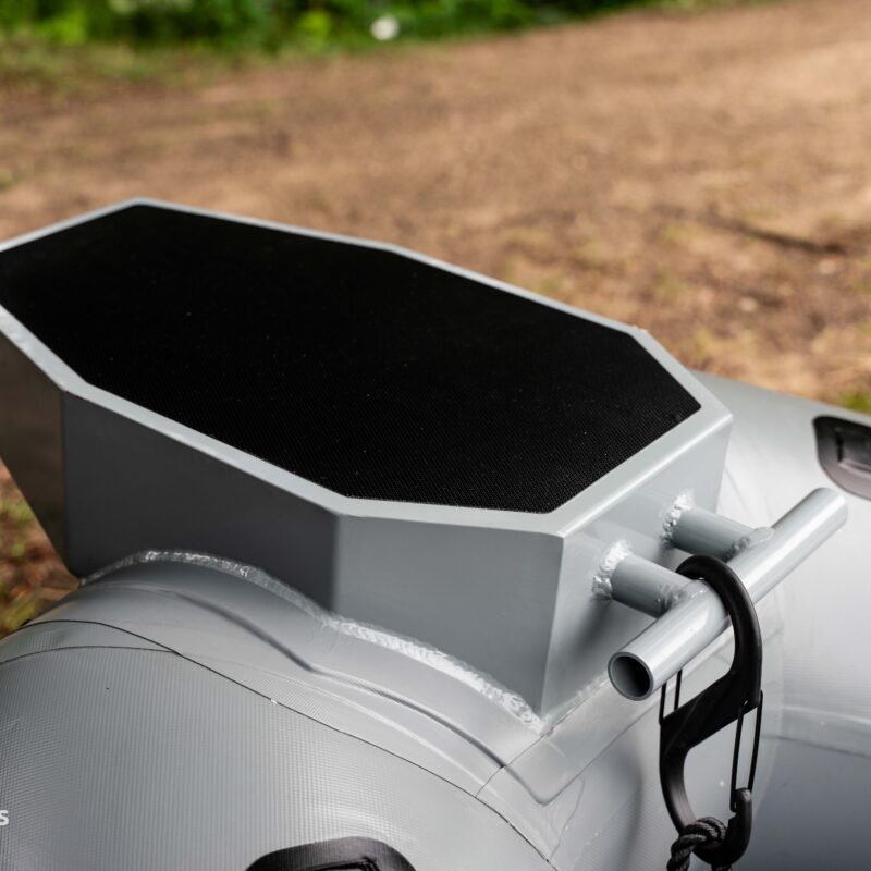 podstawa pod silnik dziobowy zamontowana na pontonie Kompas Boast - poradnik jak zainstalować silnik zaburtowy