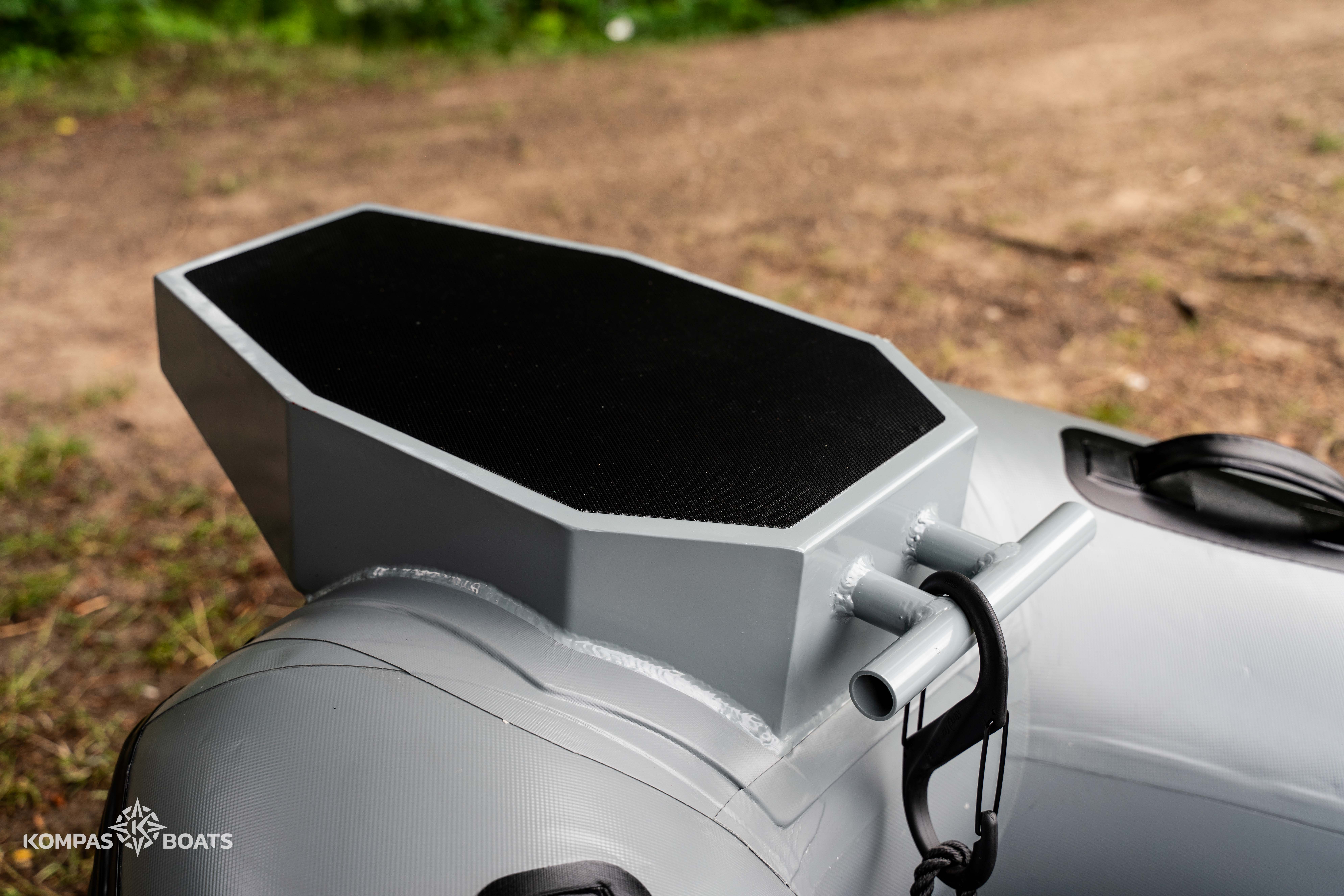 podstawa pod silnik dziobowy zamontowana na pontonie Kompas Boast - poradnik jak zainstalować silnik zaburtowy