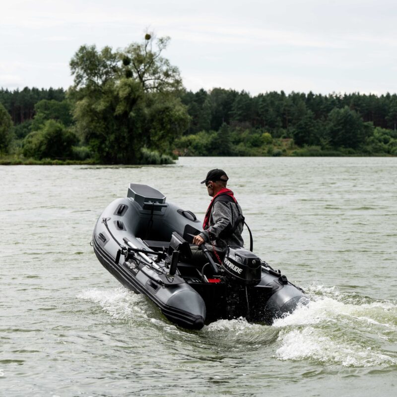 ponton płynie w ślizgu z silnikiem zaburtowym 6 koni mechanicznych - ponton jest wyposażony w echosondę wędkarską