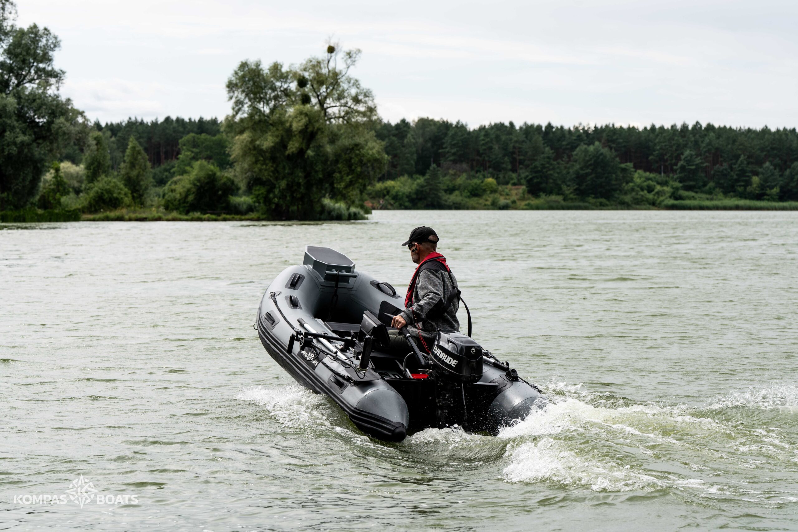 ponton płynie w ślizgu z silnikiem zaburtowym 6 koni mechanicznych - ponton jest wyposażony w echosondę wędkarską