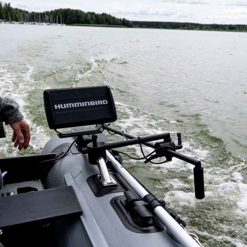 Jak zamocować echosondę Humminbird na pontonie wędkarskim krok po kroku