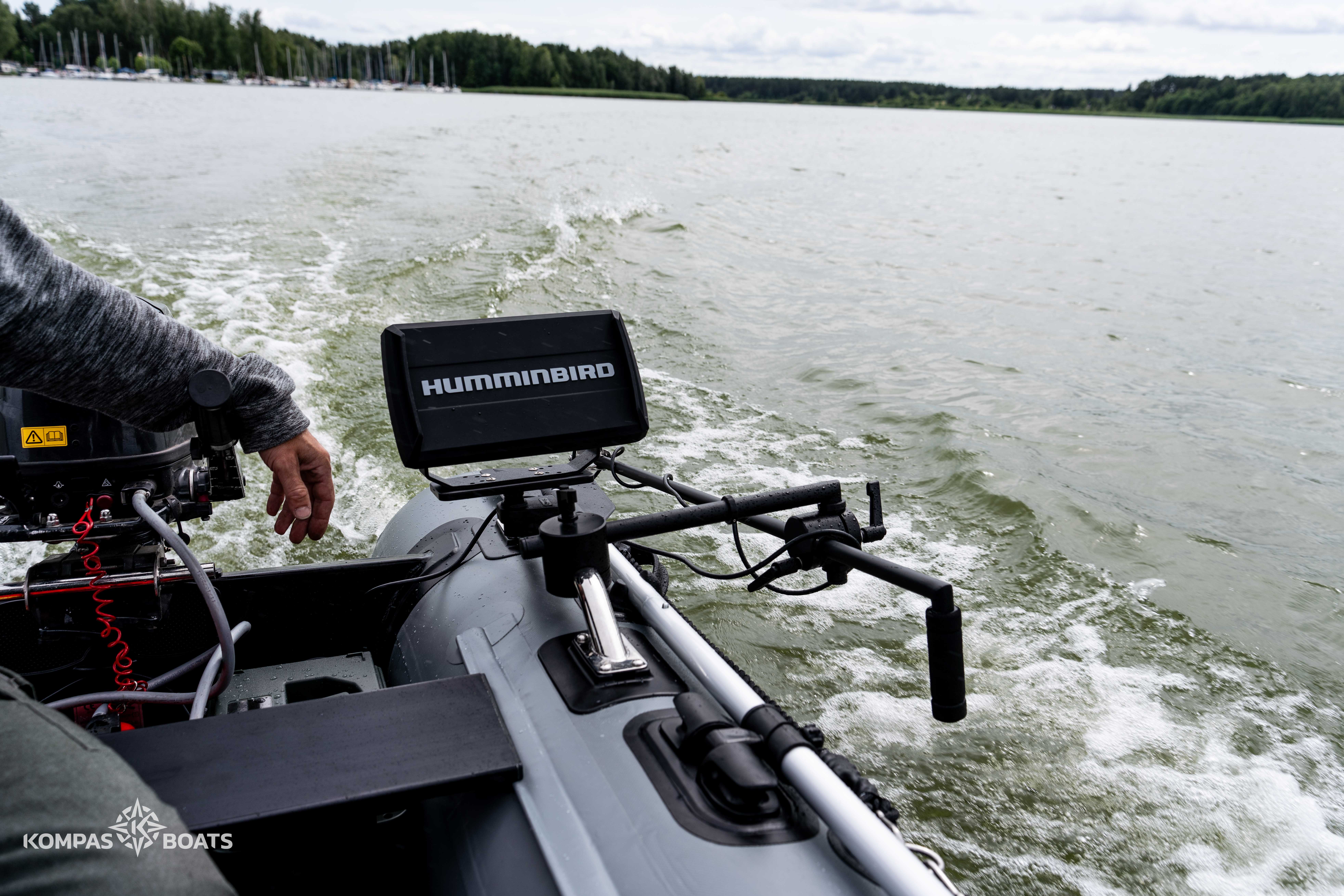 Jak zamocować echosondę Humminbird na pontonie wędkarskim krok po kroku