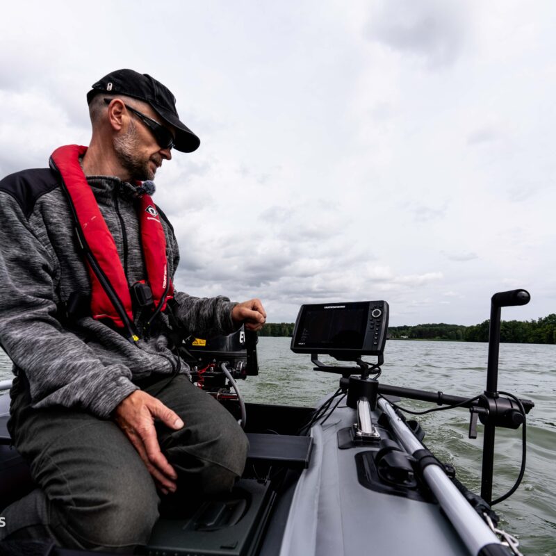 mocowanie echosondy na pontonie wędkarski - mały ponton