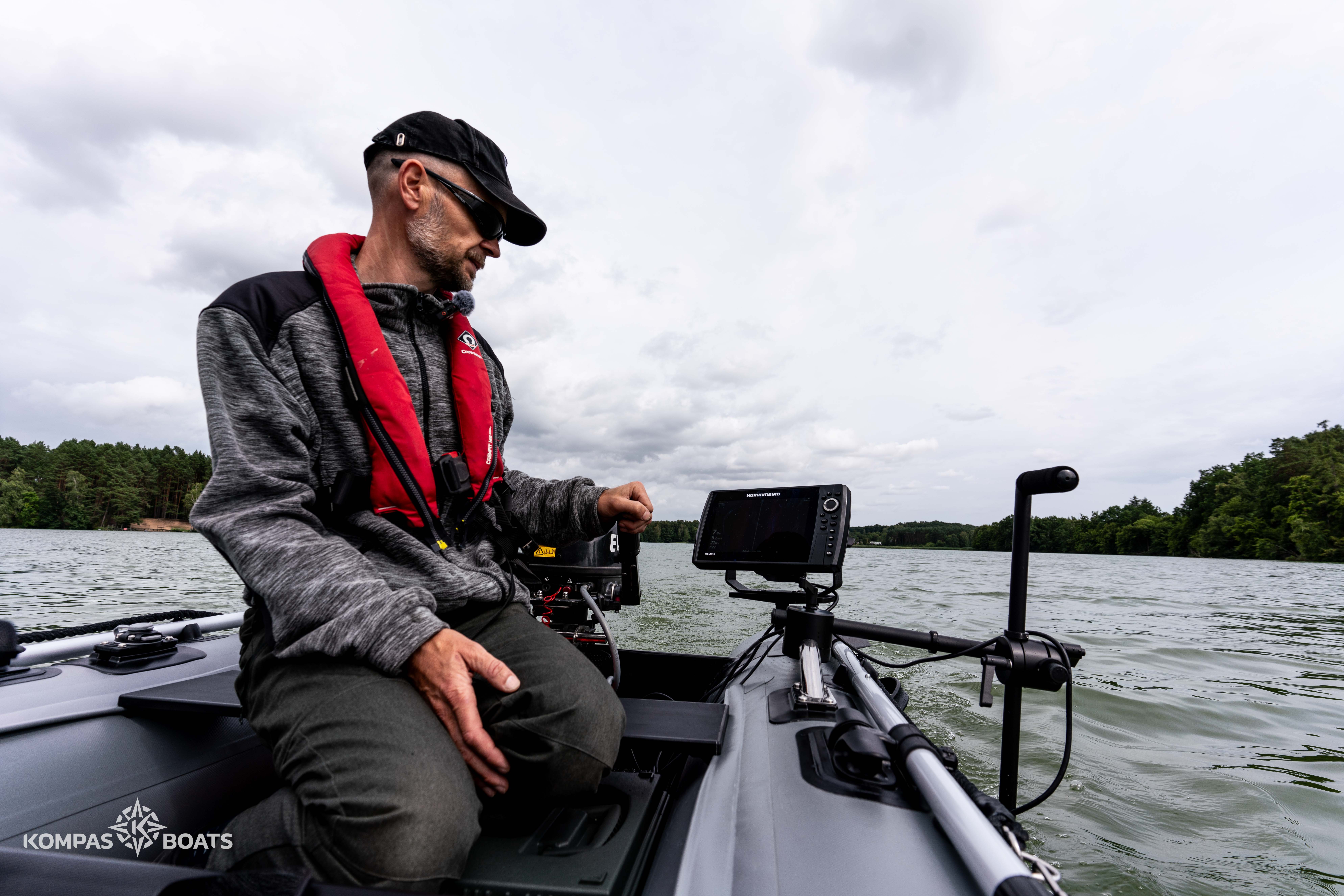 mocowanie echosondy na pontonie wędkarski - mały ponton