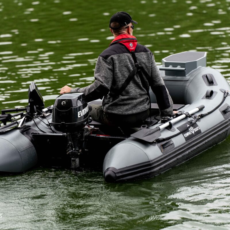 sonary i mapy na pontonie wędkarskim - kompas boats 320