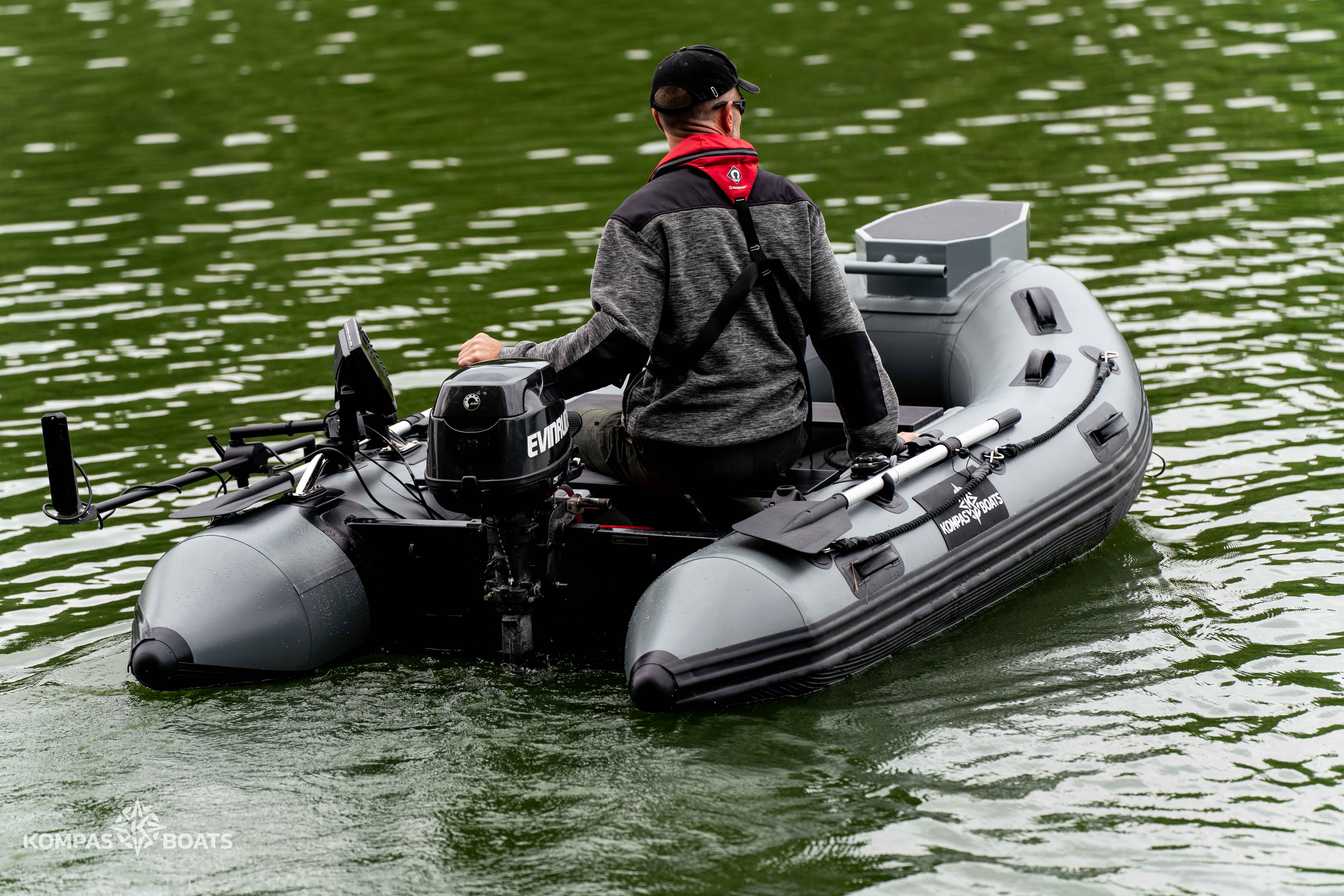 sonary i mapy na pontonie wędkarskim - kompas boats 320