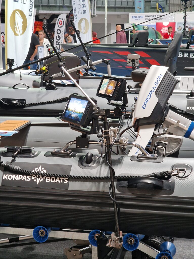 Mocowanie echosondy na relingu Kompas Boats