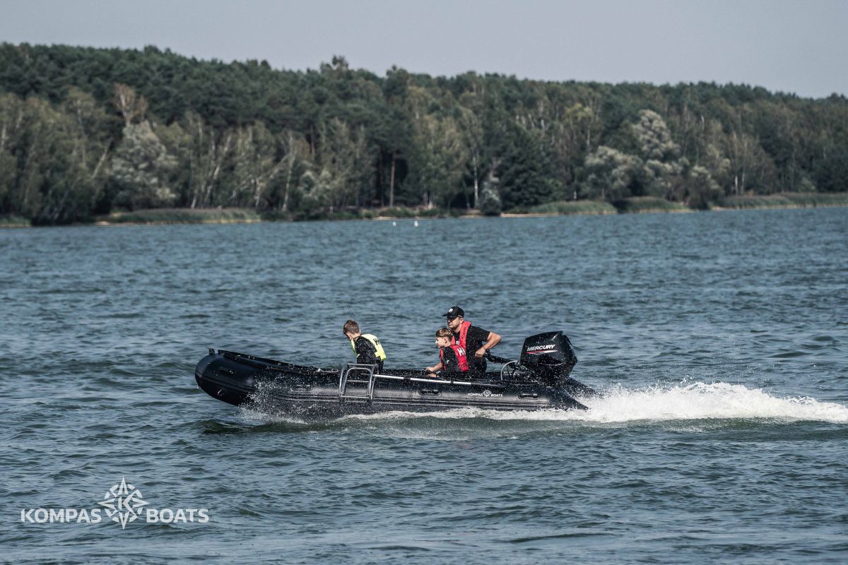 bezpieczne-uzywanie-lodzi-pontonowej-kompas-boats-3