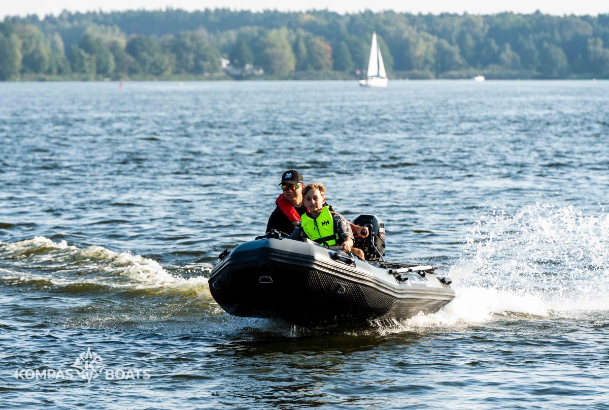 bezpieczne-uzywanie-lodzi-pontonowej-kompas-boats-4