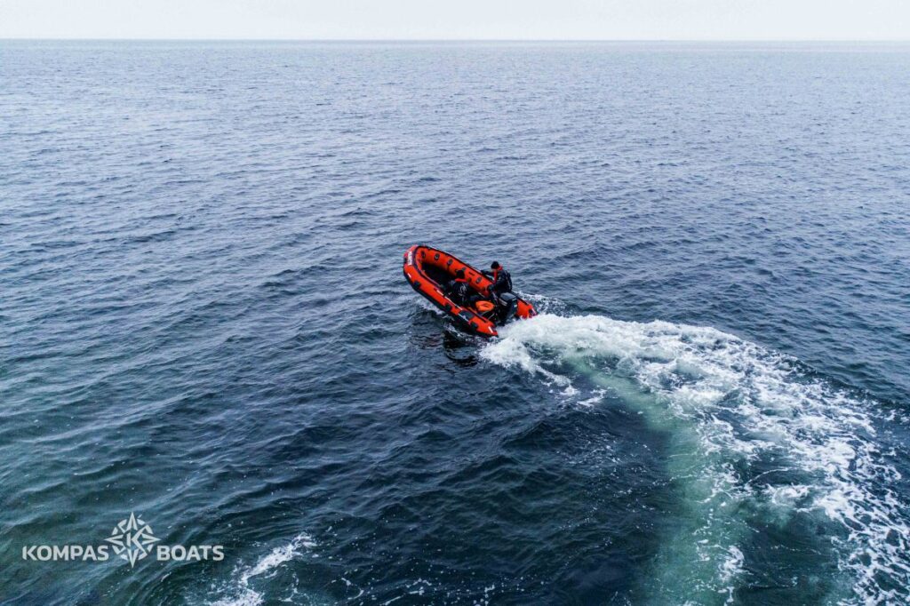 łódź ponton Kompas Boats na morzu