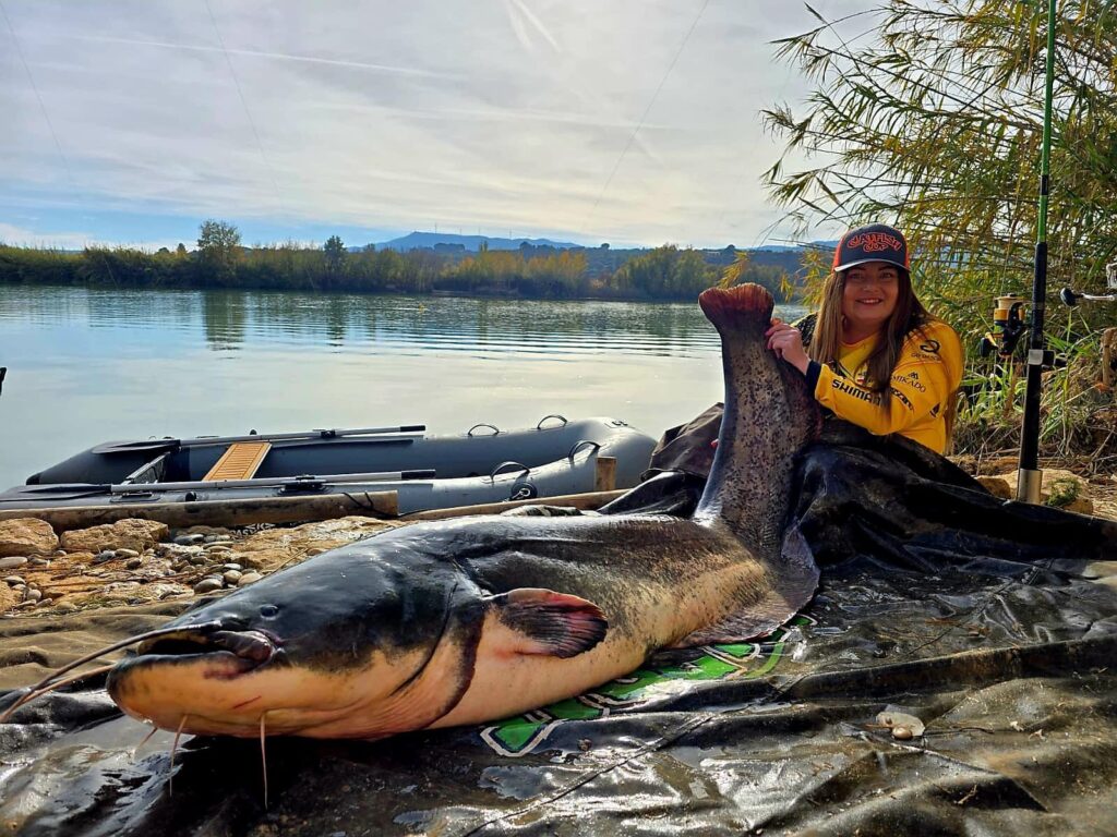 Kobieta z ogromną rybą złowią z pontonu Kompas Boats