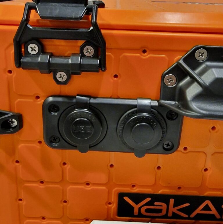 Panel Marinco 12VCOMBO SeaLink z ładowarką USB i gniazdem zapalniczki wodoodporne gniazdo 12V na łodzi.