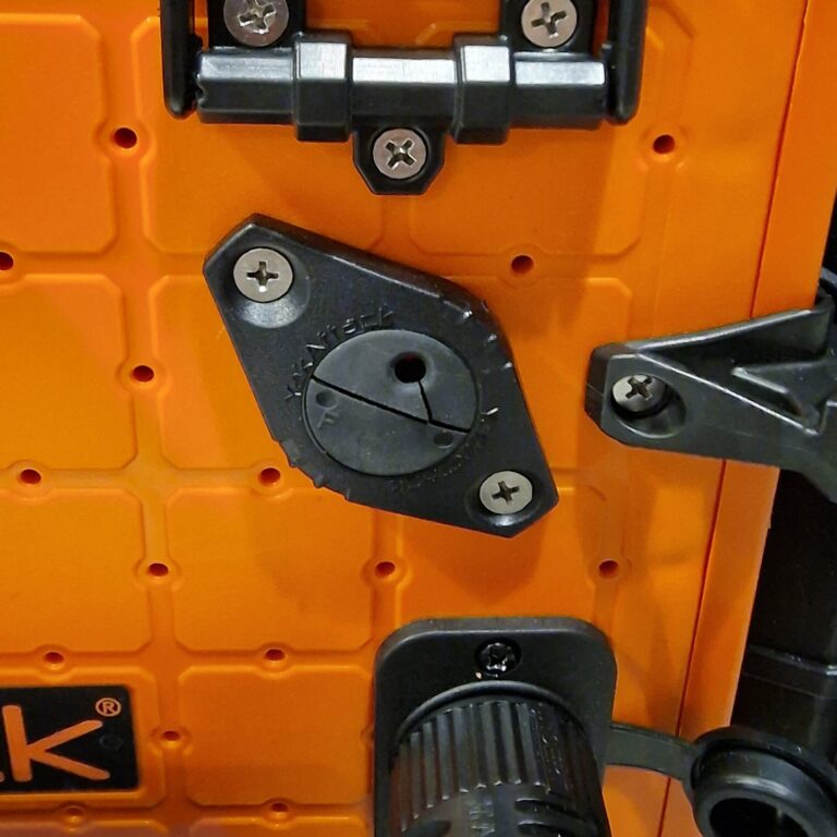 Przelot kablowy YakAttack GridLoc Through Hull Wiring Kit do wyprowadzenia kabla przetwornika echosondy bez wiercenia