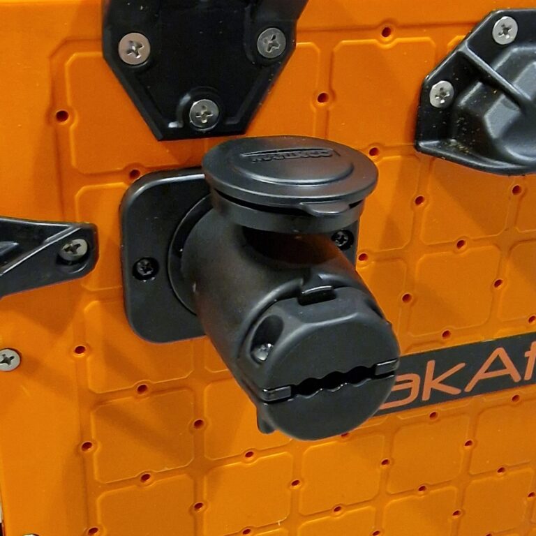 Gniazda zasilające Marinco 12VCPS3 70A do silnika elektrycznego oraz Marinco ConnectPro do echosondy zamontowane w obudowie