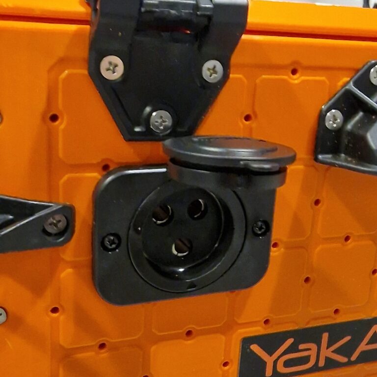 Gniazda zasilające Marinco 12VCPS3 70A do silnika elektrycznego oraz Marinco ConnectPro do echosondy zamontowane w obudowie.