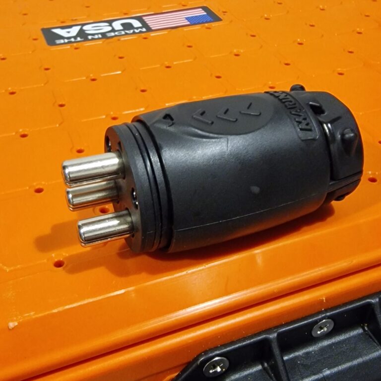 Gniazda zasilające Marinco 12VCPS3 70A do silnika elektrycznego oraz Marinco ConnectPro do echosondy zamontowane w obudowie