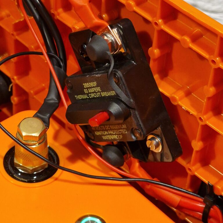 Bezpiecznik automatyczny Blue Sea Systems 60A zamontowany w skrzynce Power Box do silnika elektrycznego
