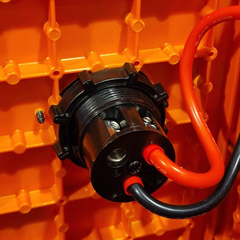 Gniazda zasilające Marinco 12VCPS3 70A do silnika elektrycznego oraz Marinco ConnectPro do echosondy zamontowane w obudowie.