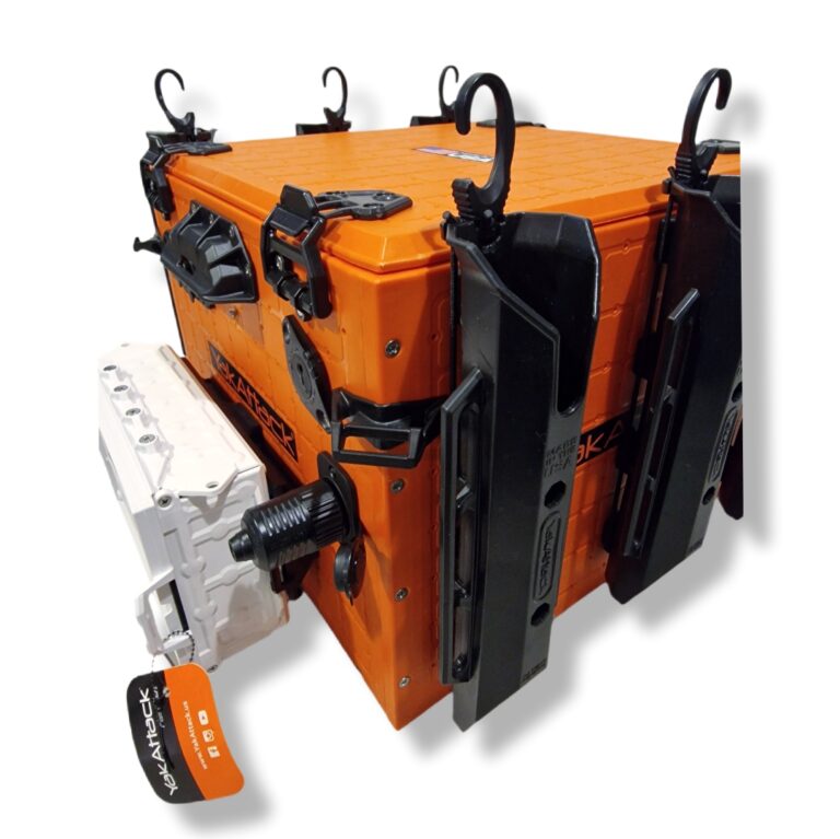 Mobilny Power Box zamontowany na kajaku wędkarskim zasilający silnik Minn Kota i echosondę